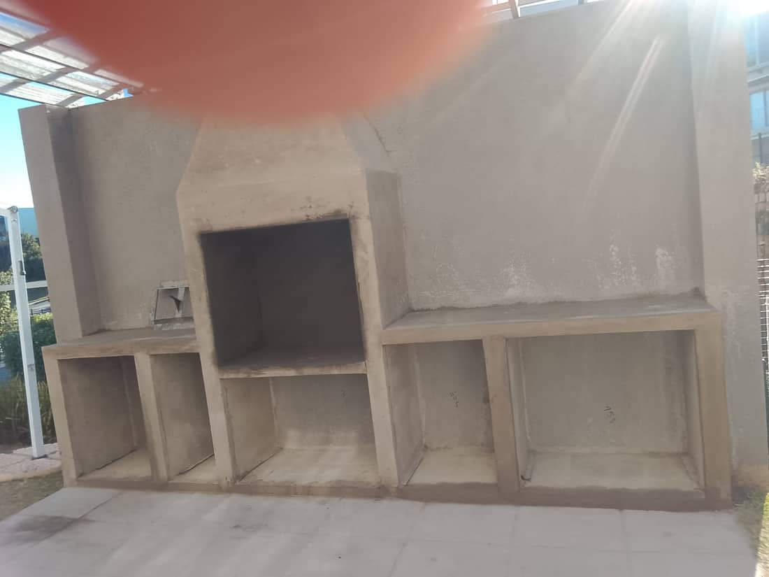 Built-in outdoor braai construction