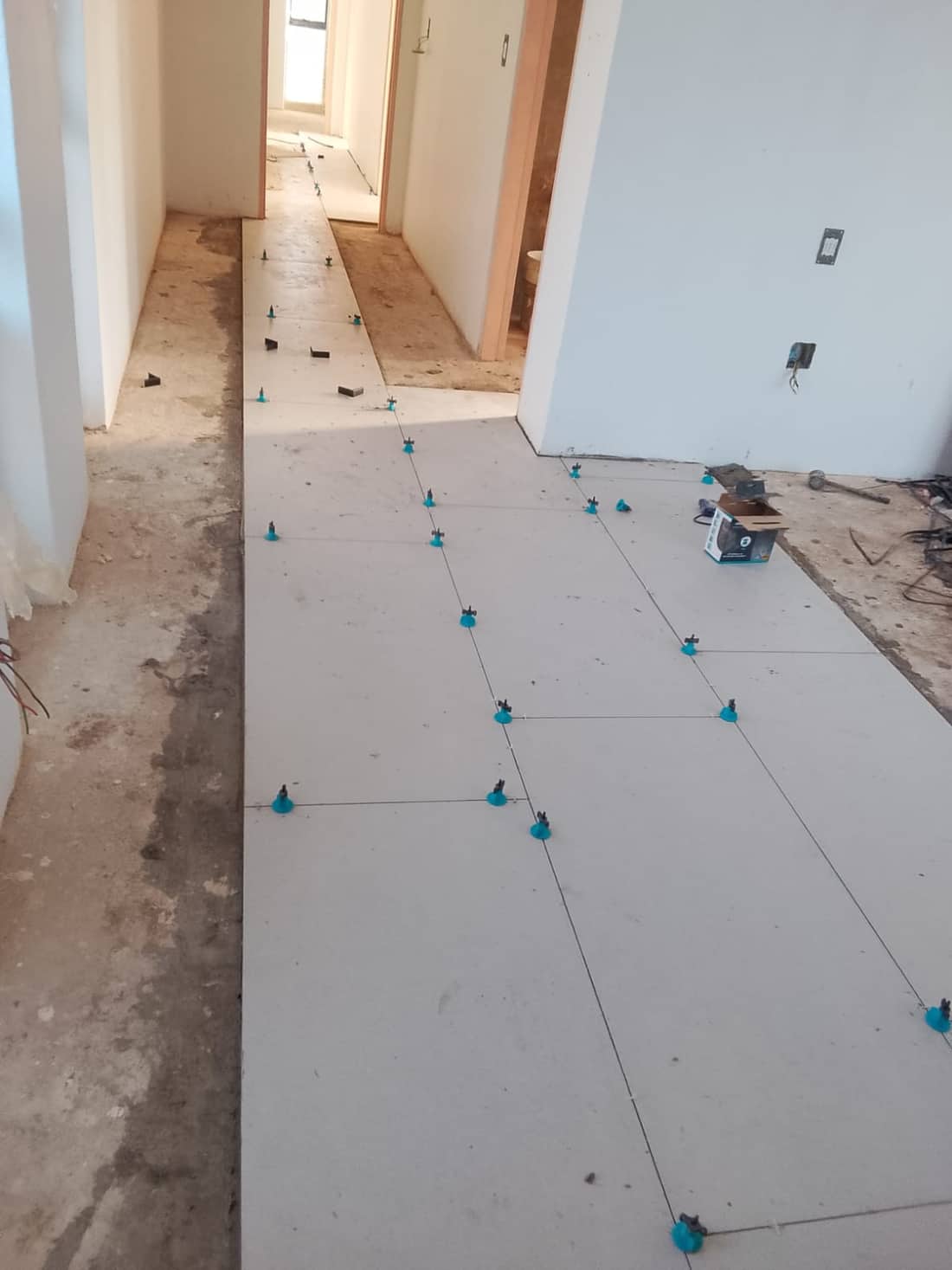 Large floor tiles installed with levelling clips